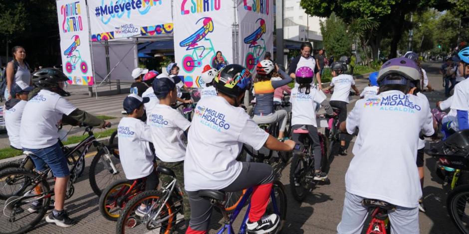 Familias de Miguel Hidalgo disfrutan de un paseo en bici por las calles de Polanco.