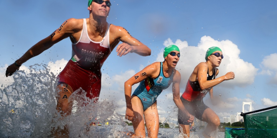 Claire Michel, atleta de Bélgica, en la prueba de triatlón en el Río Sena