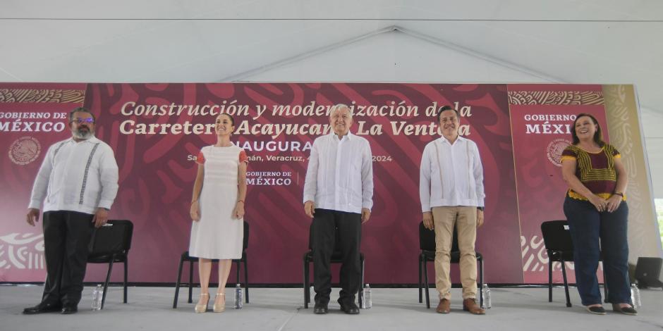 Este domingo, el Presidente López Obrador entregó las carreteras Acayucan-La Ventosa y Minatitlán-Hidalgotitlán.