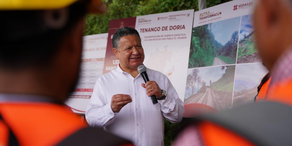 Julio Menchaca, gobernador de Hidalgo, durante la reconstrucción de caminos y carreteras afectadas por lluvias.