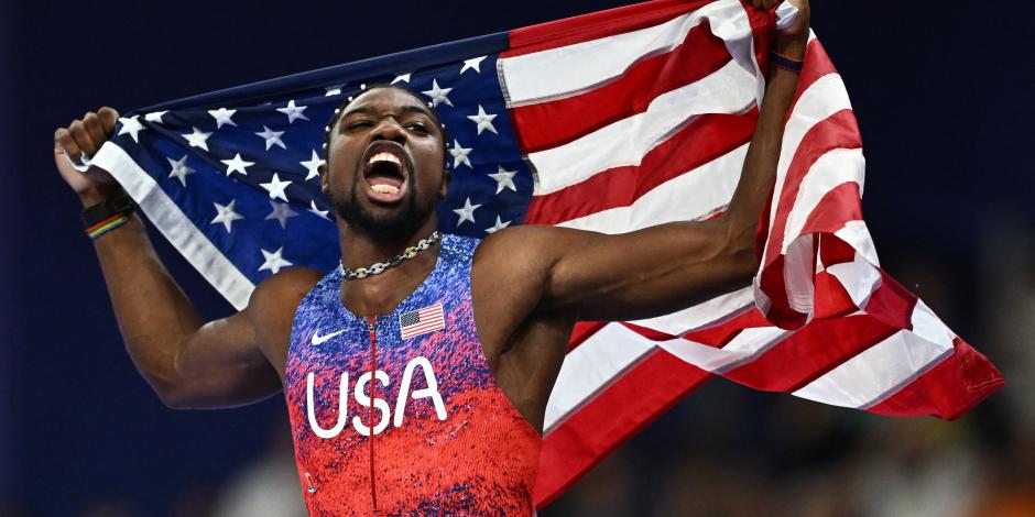 Noah Lyles festeja su oro logrado en los 100 metros planos.