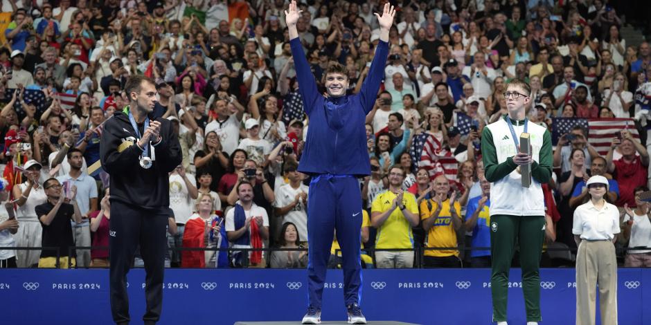 Bobby Finke celebra su oro y récord mundial, ayer.