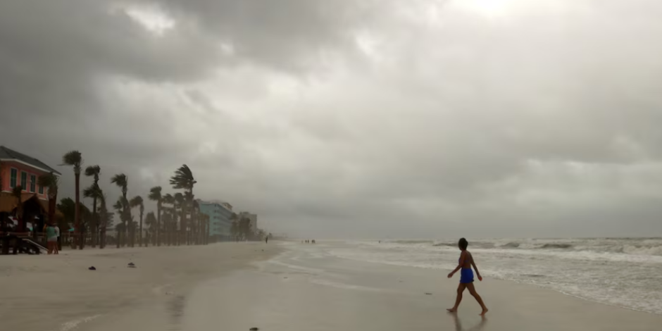 Prevén que huracán "Debby" toque tierra este lunes en Florida.