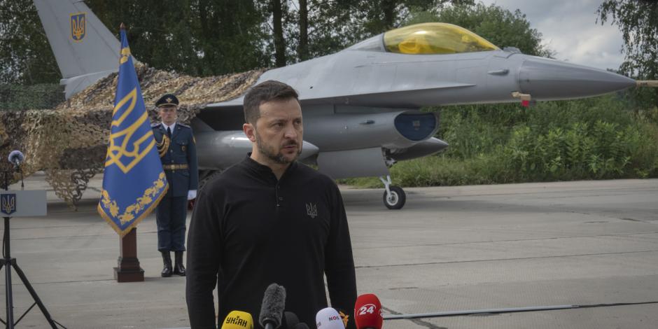 Volodimir Zelenski, presidente de Ucrania, con un caza F-16 al fondo, ayer.