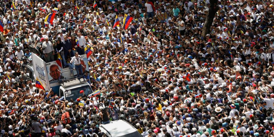 Simpatizantes reciben a los líderes opositores Edmundo González Urrutia y María Corina Machado en una manifestación contra los resultados electorales en Caracas, Venezuela, el sábado pasado.