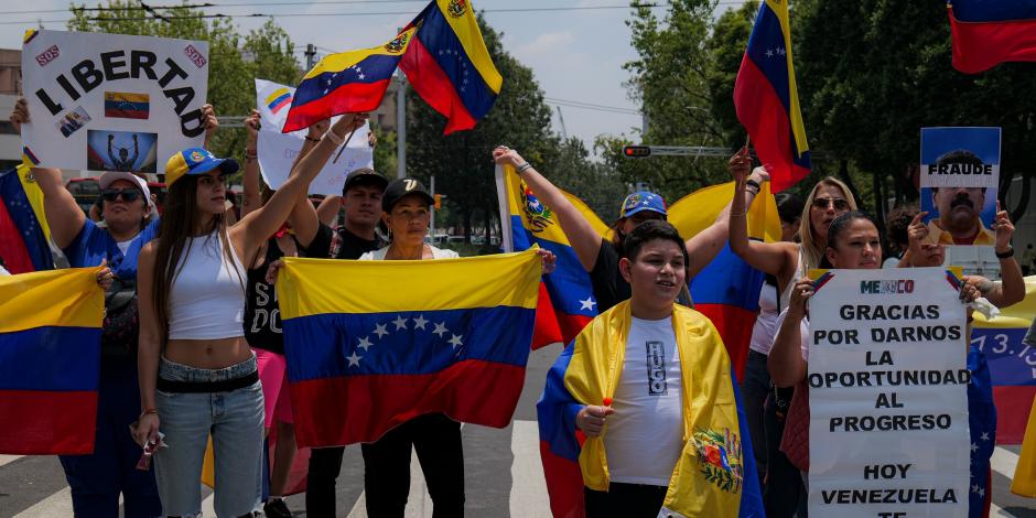 Venezolanos en México protestaron frente al Monumento a Simón Bolívar el sábado.