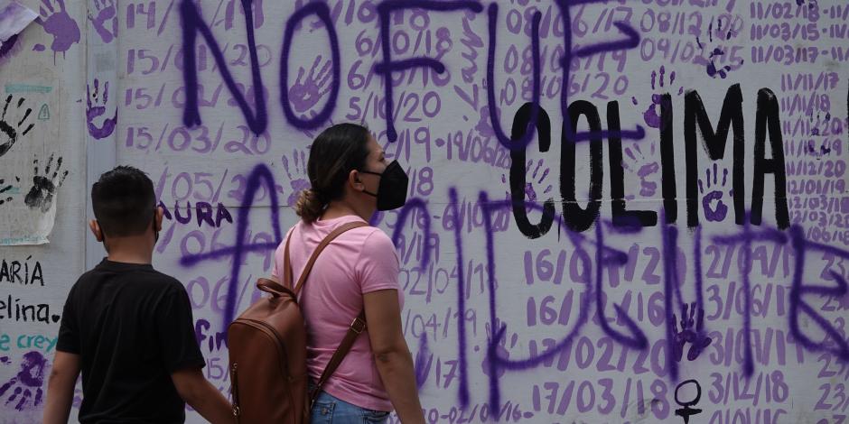 Una mujer observa pintas de una marcha feminista, en 2021.