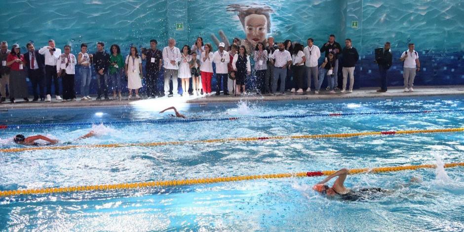 Clara Brugada en la piscina semiolímpica de la Utopía, ayer.