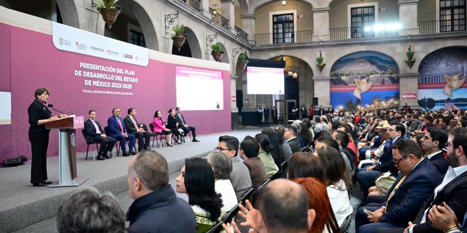 La gobernadora Delfina Gómez, ayer, en la presentación del plan.