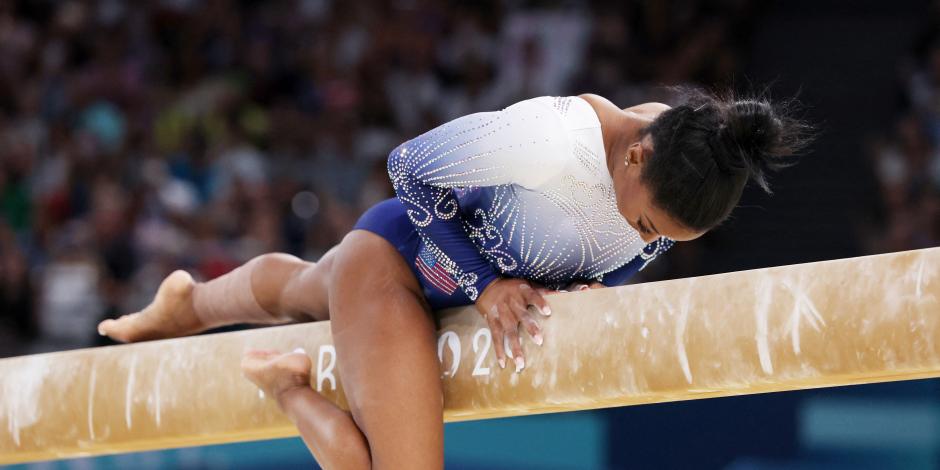 Simone Biles se cae en la final de barra de equilibrio en los Juegos Olímpicos París 2024