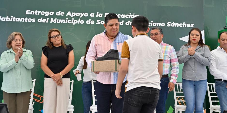 Gobernador Ricardo Gallardo Cardona entrega mochilas a estudiantes de Soledad de Graciano Sánchez.