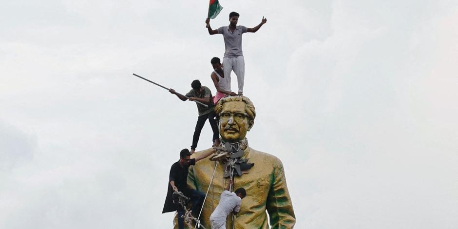 Personas treparon a la estatua de Sheikh Mujibur Rahman en Bangladesh