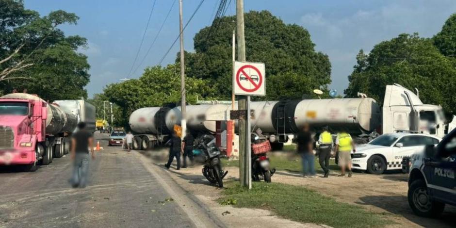 Accidente en Atasta, Campeche. Pipa con gasolina termina estrellándose contra una casa.