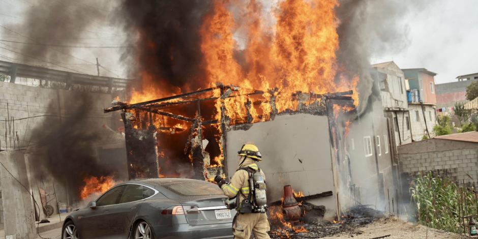 Tesla se incendia en Tijuana