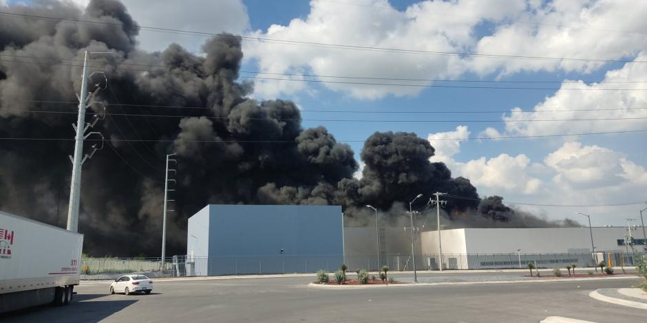 Incendio consume fábrica de Santa Catarina la tarde de este lunes.