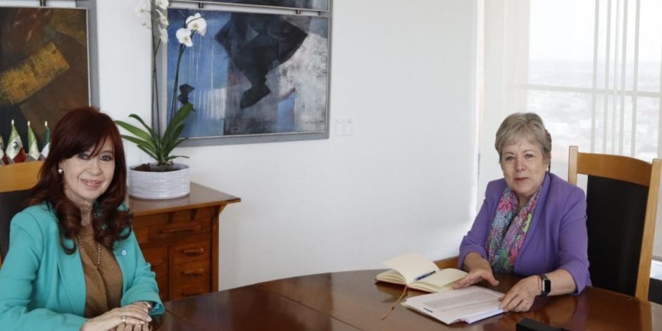 Cristina Fernández, expresidenta de Argentina (izquierda) y la canciller Alicia Bárcena (derecha).