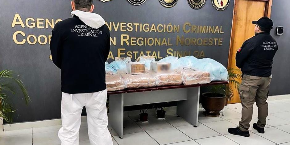 Autoridades posan frente a un decomiso de droga en Sinaloa, en febrero pasado.