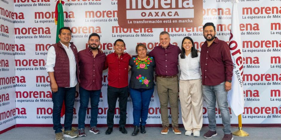 Rosalba Villegas (centro) junto con integrantes del Comite Ejecutivo Estatal de Morena en Oaxaca, en marzo pasado.