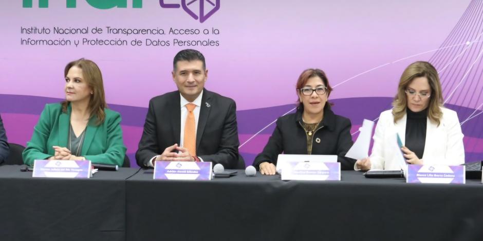 Integrantes del Inai tras la reunión con comisionados de organismos garantes estatales, ayer.