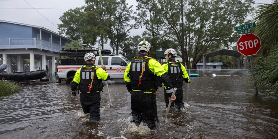 Rescatistas buscan personas atrapadas en sus casas, ayer en Suwannee, Florida.