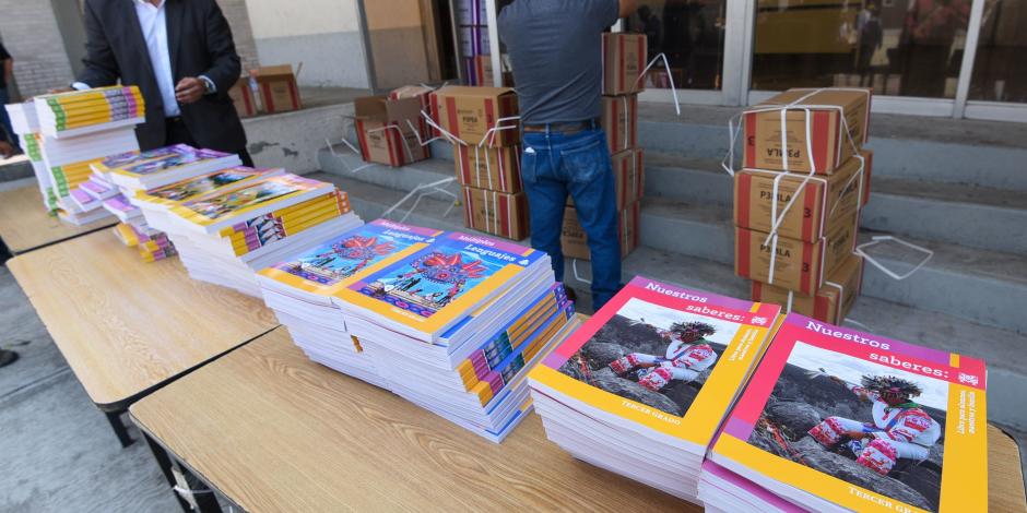 Entrega de libros para el ciclo escolar anterior, en Edomex, en agosto de 2023.