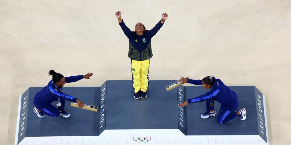 Simone Biles y Jordan Chiles hacen reverencia a Rebeca Andrade, la nueva reina.