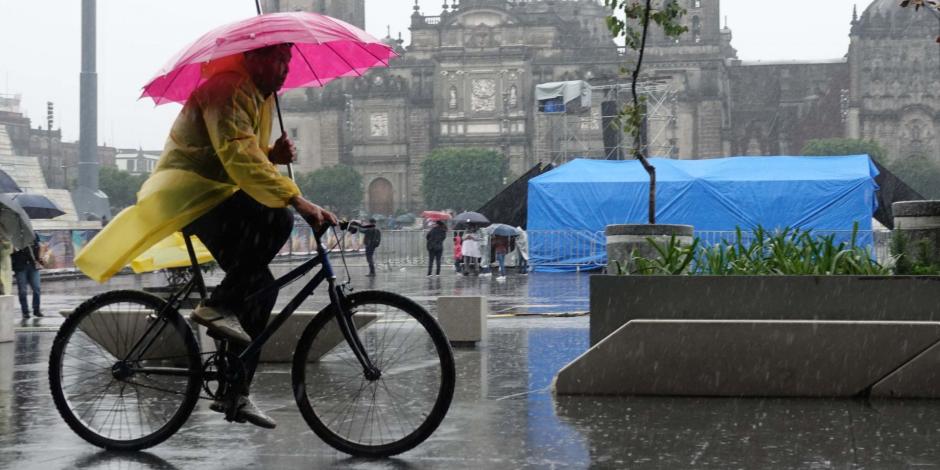 CIUDAD DE MÉXICO, 19JULIO2024.- Transeúntes se cubren de las fuertes lluvias presentadas en el Centro de la capital.
FOTO: GRACIELA LÓPEZ/CUARTOSCURO.COM