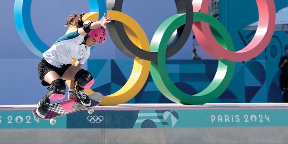 Arisa Trew, medallista de oro más joven en París, tras ganar en skateboarding.