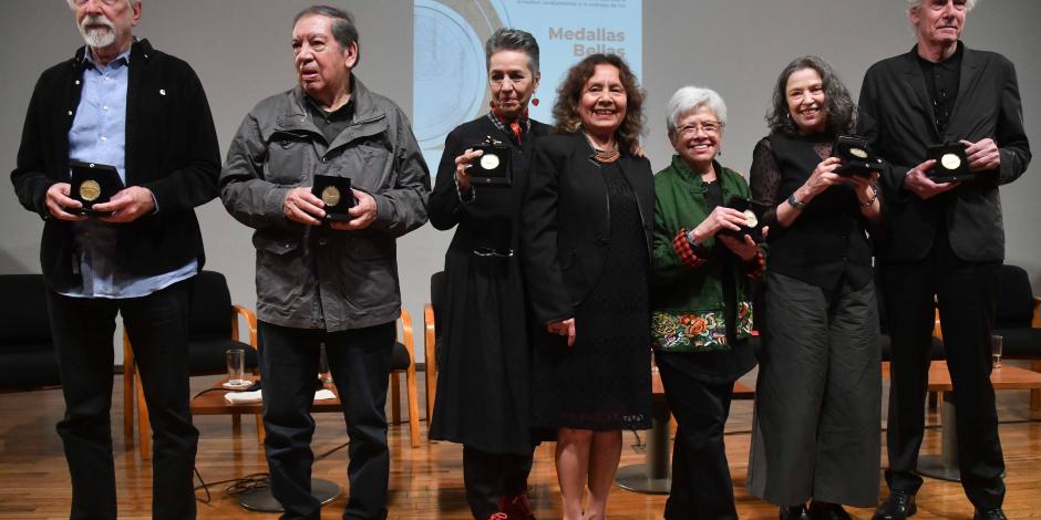 Lucina Jiménez, directora del Inbal (al centro), con los galardonados.