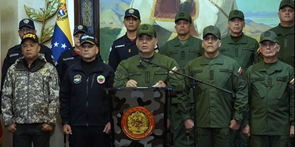 Vladimir Padrino, ministro de Defensa de Venezuela (centro), ayer al manifestar el respaldo al presidente Nicolás Maduro.