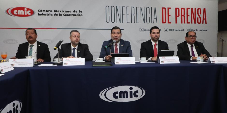 Luis Méndez Jaled, presidente de la CMIC (centro), ayer en conferencia.