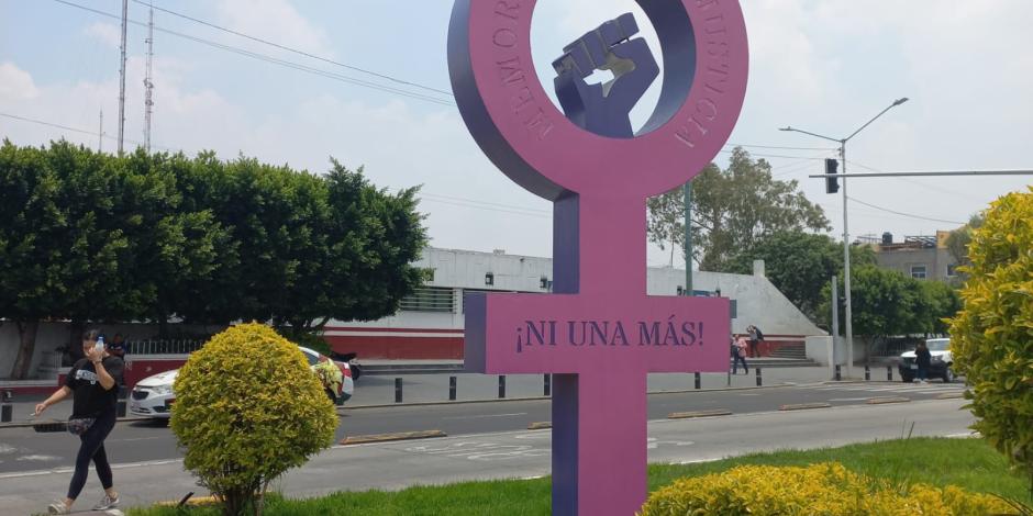 Una mujer pasa a un lado de la antimonumenta ubicada en Nezahualcóyotl, el lunes.