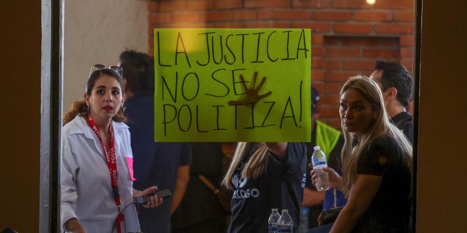 Empleados del Tribual se manifestaron ayer contra la reforma judicial en Coahuila.