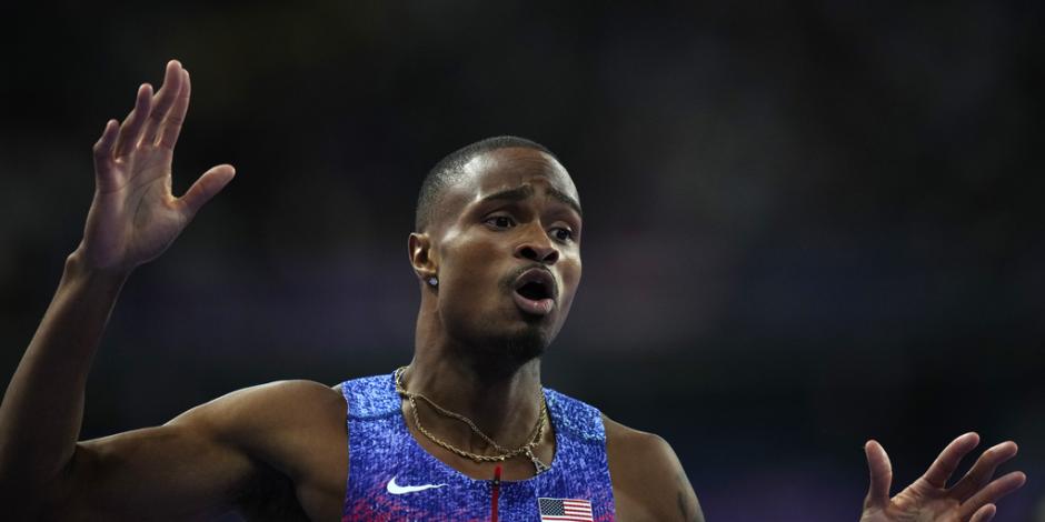 El estadounidense Quincy Hall festejó su victoria en el Stade de France.