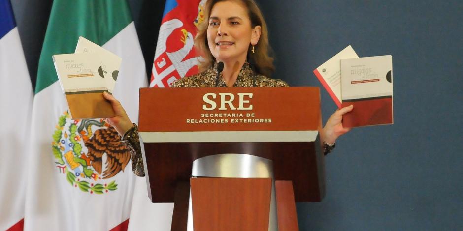 La investigadora y esposa del presidente de México, Beatriz Gutiérrez Müller, presentó los libros que forman parte del programa "Resonancia sin Fronteras".