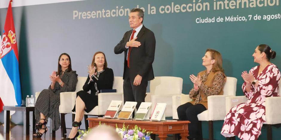 Rutilio Escandón reconoce a Beatriz Gutiérrez Müller por promover la lectura y la literatura en México.