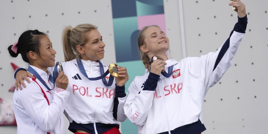 Miroslaw toma una selfie con Kalucka y Lijuan, ayer.