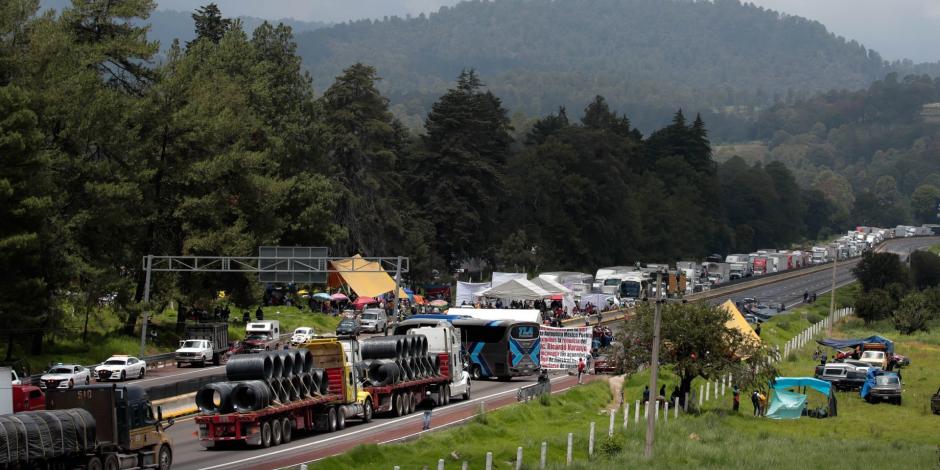 Turistas y habitantes optaron por caminar debido al bloqueo que pobladores de Santa Rita Tlahuapan mantuvieron en la autopista México-Puebla ante la supuesta falta de pago por parte de la Secretaría de Comunicaciones y Transportes (SCT) de los predios expropiados.