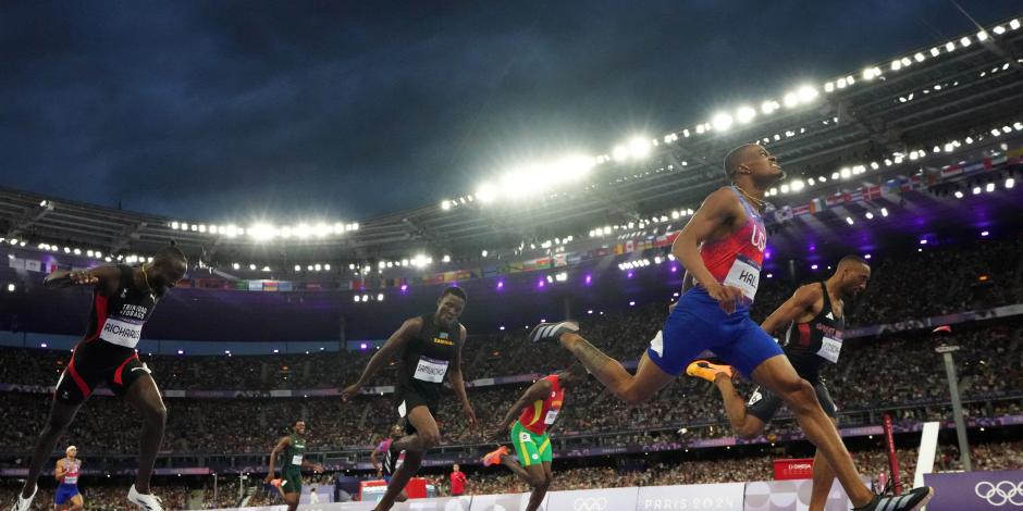 Quincy Hall, ayer, después de cruzar la meta en el Stade de France.