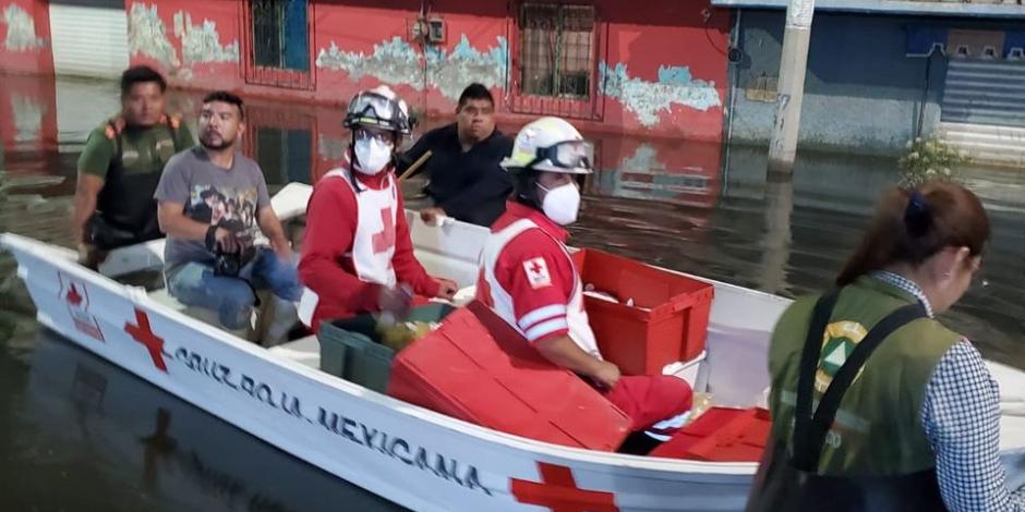 Chalco recibe ayuda de la Cruz Roja tras inundaciones que dejaron las fuertes lluvias.