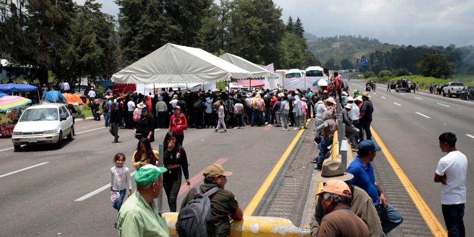 Suman más de 30 horas del bloqueo en la autopista México-Puebla.