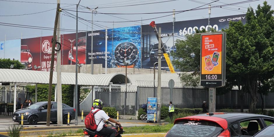 Anuncios espectaculares en Reforma y el AICM, ayer.