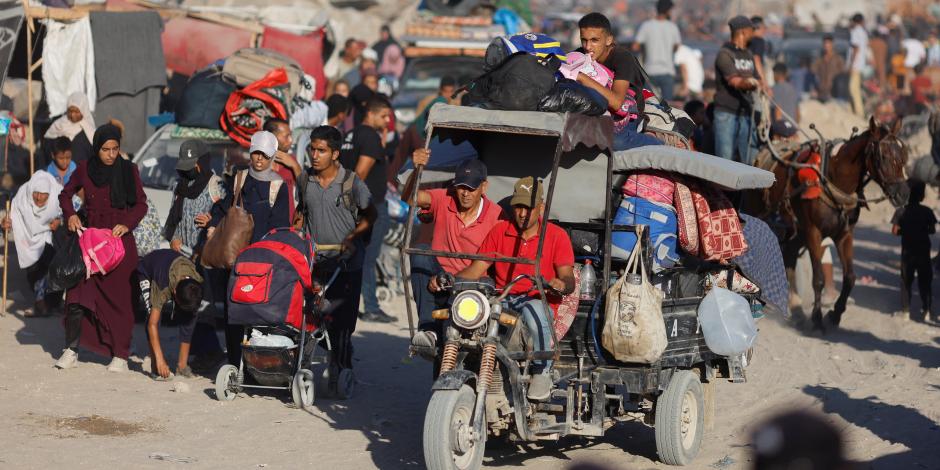 Palestinos desplazados siguen la orden de evacuación israelí, ayer.