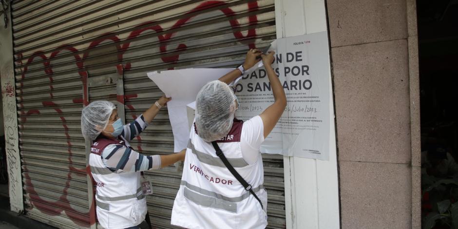 Personal de la Sedesa lleva a cabo la suspensión de un comercio, en 2024.