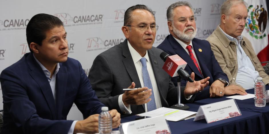 Miguel Martínez, presidente de Canacar, ayer en conferencia de prensa.