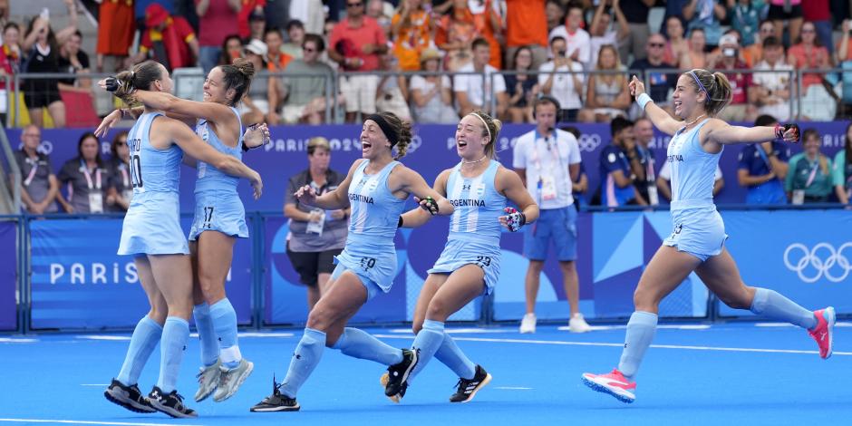 Las jugadoras de Argentina celebran luego que Sofia Cairo (izquierda) anotara para el triunfo sobre Bélgica en penales en el partido por la medalla de bronce en los Juegos Olímpicos París 2024