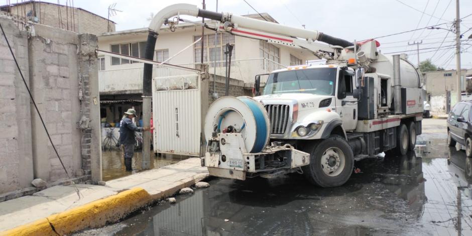 Personal de Protección Civil y CAEM coordinan esfuerzos para reducir niveles de agua.