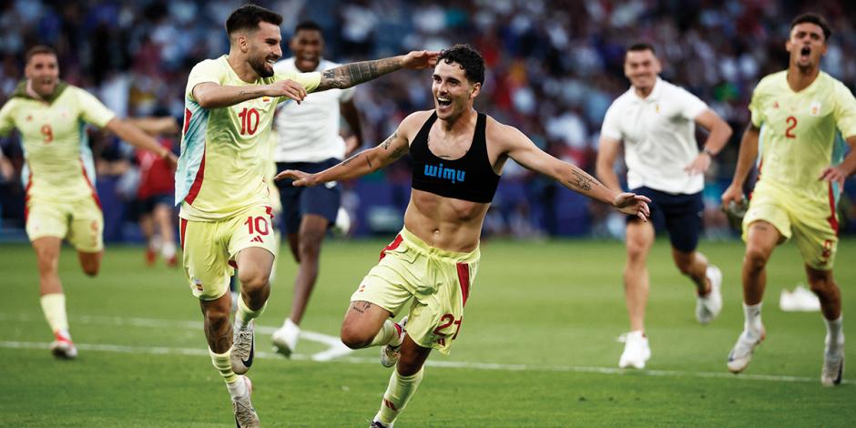 Sergio Camello celebra  una de sus  anotaciones en el Parque de los Príncipes, ayer.