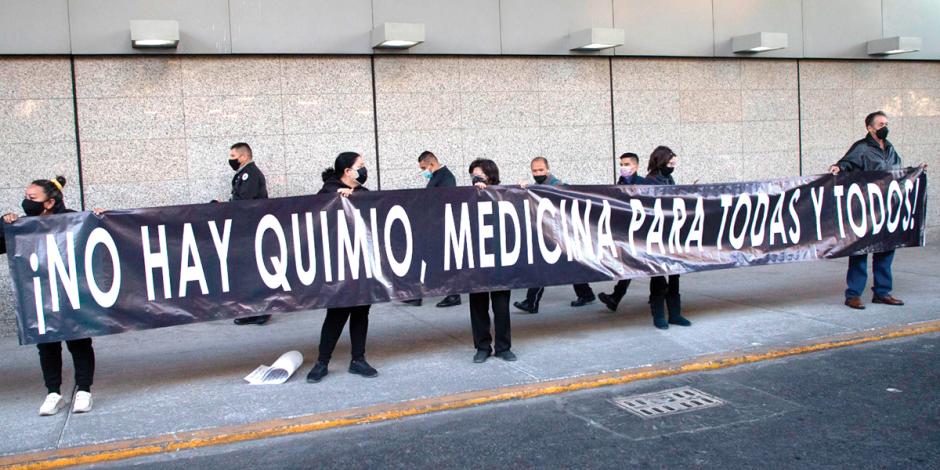 Protesta en el AICM contra la falta de tratamientos contra cáncer, en diciembre de 2021.