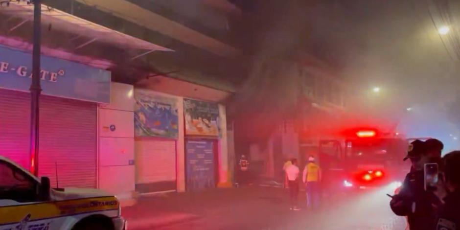 Se registra fuerte incendio en una bodega de la colonia Centro, en la CDMX.